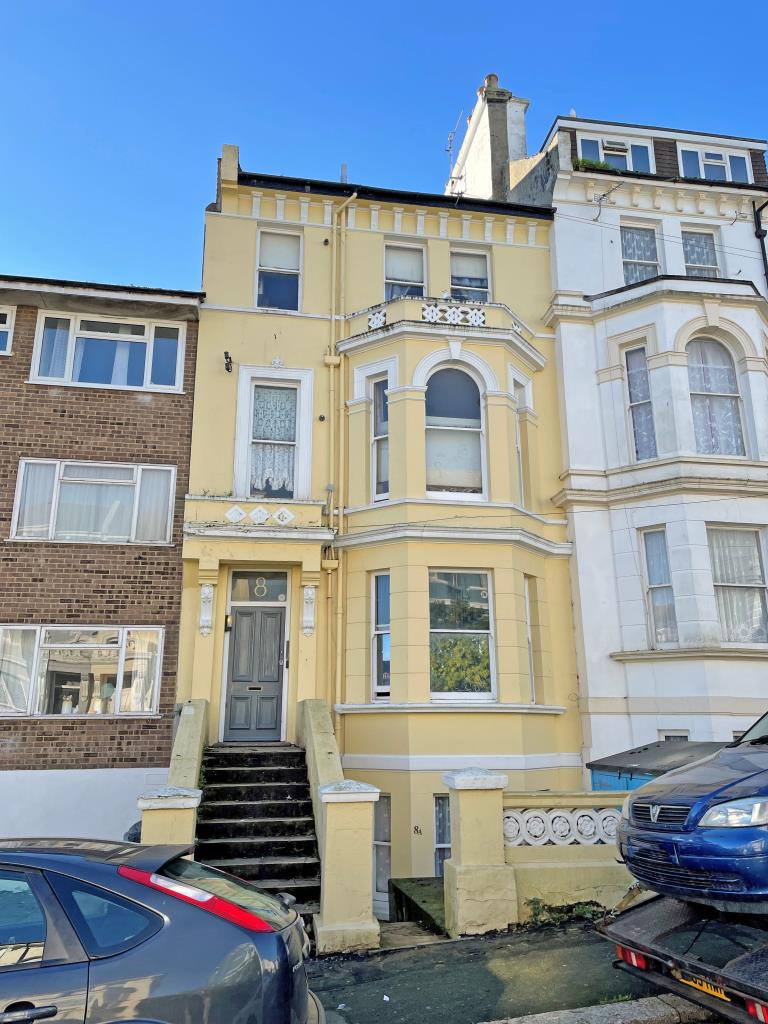 Lot: 83 - RESIDENTIAL INVESTMENT COMPRISING FOUR FLATS -